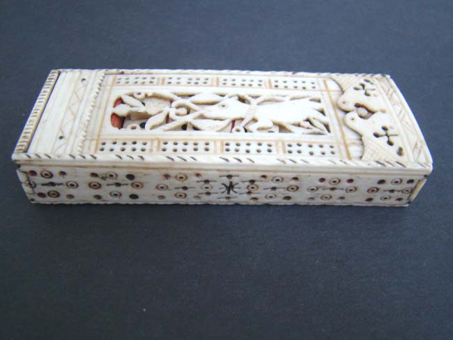 A Charming Napoleonic period Prisoner of War carved bone Domino Box circa 1800 — image 4